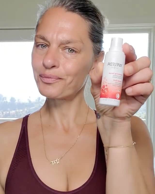 Weledaのインスタグラム：「"In the morning I need a touch of hydration before working out, but I don't like to drench my skin in anything that is too rich. The Awakening Serum is perfect in that it is lightweight and gives a nice cool feeling lift! Perfect pre-workout touch." ❤️ @patidubroff #WeledaSkin」