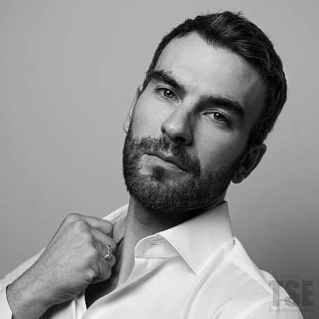 エリック・ラドフォードのインスタグラム：「Your eyes speak all the words your mouth couldn’t.  #photography #photoshoot #beard #gaybeard #malemodel #poem #menstyle」