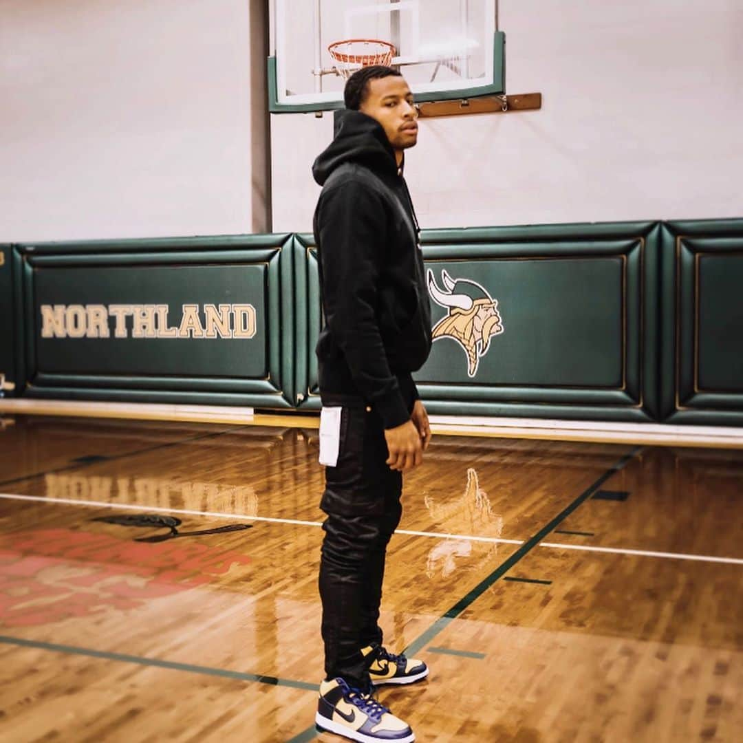 トレイ・バークのインスタグラム：「Overlooked seemed to be the narrative my whole life I just hope I inspire the kids losing fight 💪🏽💪🏽💪🏽 #CityLeague #Innercity #UM #Mittenlove #legacycontinues #countedout™️ #nikedunkhighmichigan @soleclassics」