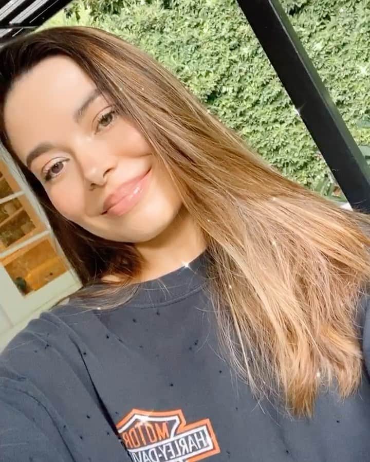 ミランダ・コスグローヴのインスタグラム：「🖤✨」