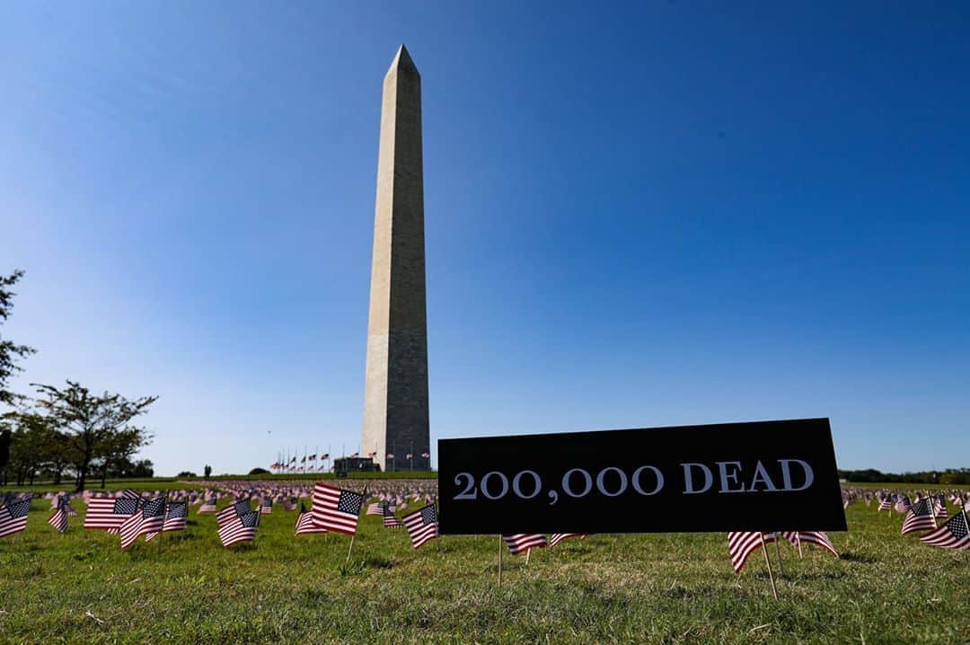 People Magazineさんのインスタグラム写真 - (People MagazineInstagram)「200,000 people have now died from coronavirus in the United States. The #COVIDMemorialProject is placing American flags on the National Mall in memory of the lives lost. 🙏 📷: Yasin Ozturk/Anadolu Agency via Getty Images」9月23日 4時46分 - people