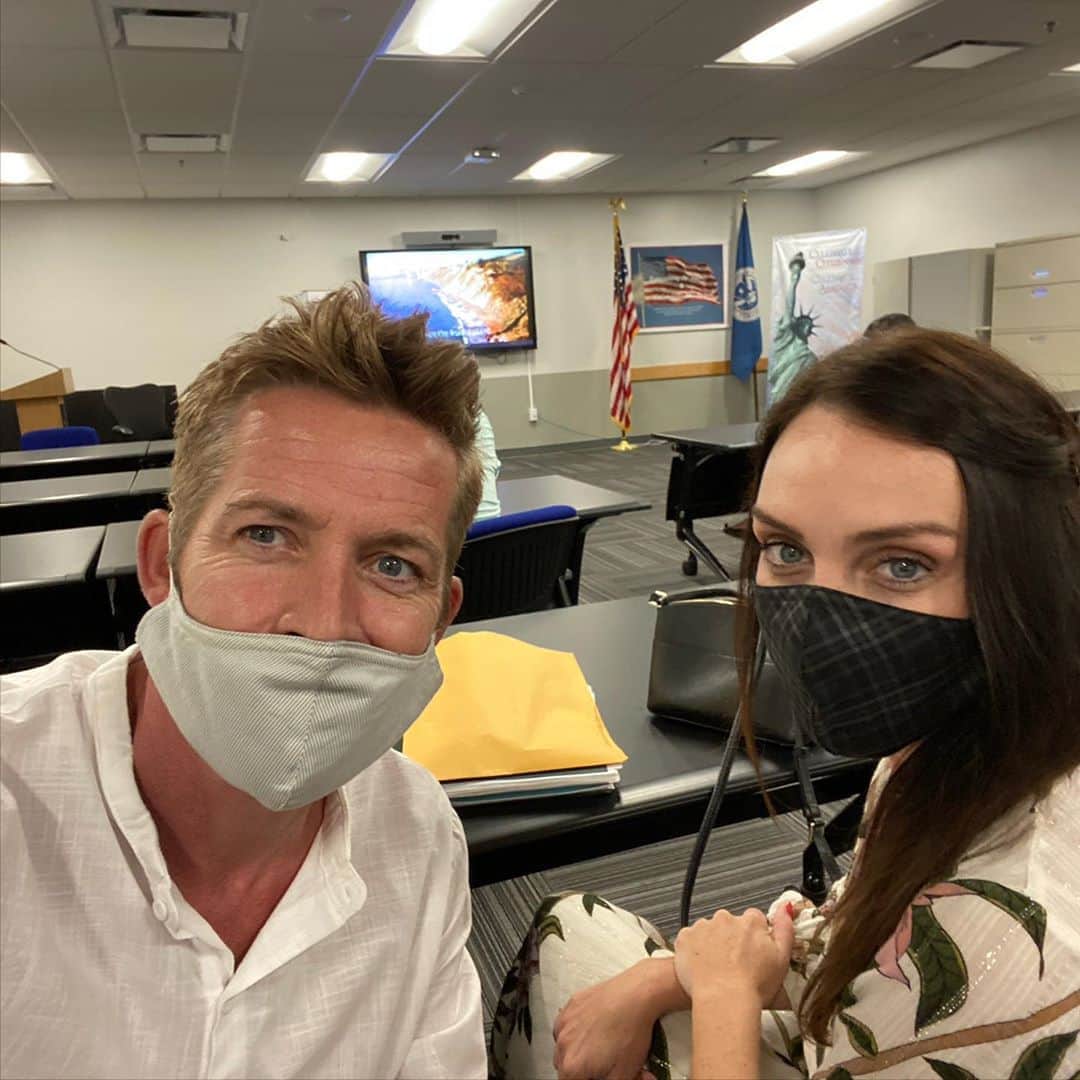 のインスタグラム：「After calling America home for 20 years.Today we are now officially American citizens.I love this country. I believe in the constitution. I believe in what this country can be. What it strives to be.I want to be part of that change.First thing I’m gonna do is register to vote. 🇺🇸❤️」