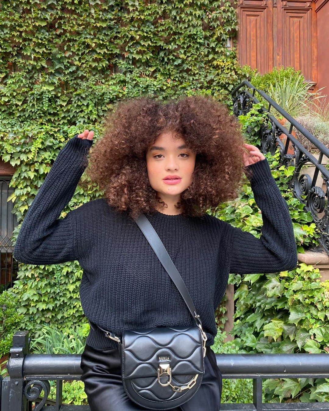 ダイアナ・ヴェラスのインスタグラム：「obsessed with my new @Furla bag! everyone needs a classic black bag #FurlaOpeningParty @furla #ad 🖤」