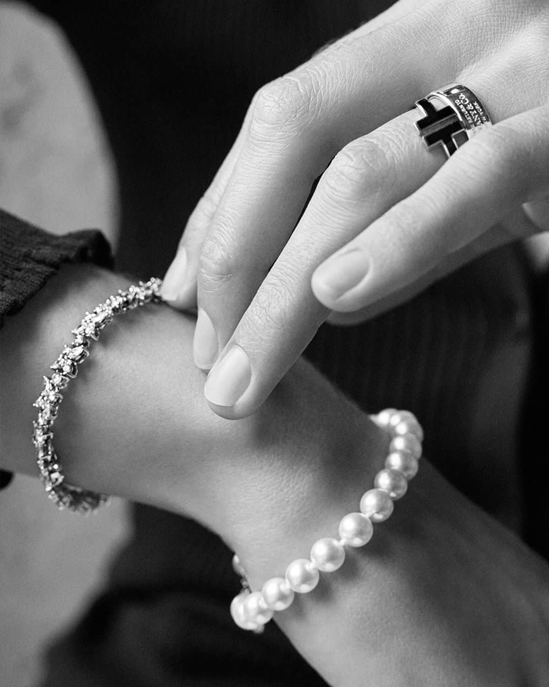 のインスタグラム：「THE TIFFANY STYLE EDIT How to: Make it a Double • One can be fun, but two is better. For perfect pairings, it’s best to start with the unexpected and stack from there. A #TiffanyVictoria diamond line bracelet may be better suited for evening but when worn with a string of pearls, the rules need not apply. Echo the idea with a double stack of #TiffanyT and #ReturnToTiffany rings for a daring daytime suite. Tap to shop and discover more via the link in bio. #TiffanyAndCo」