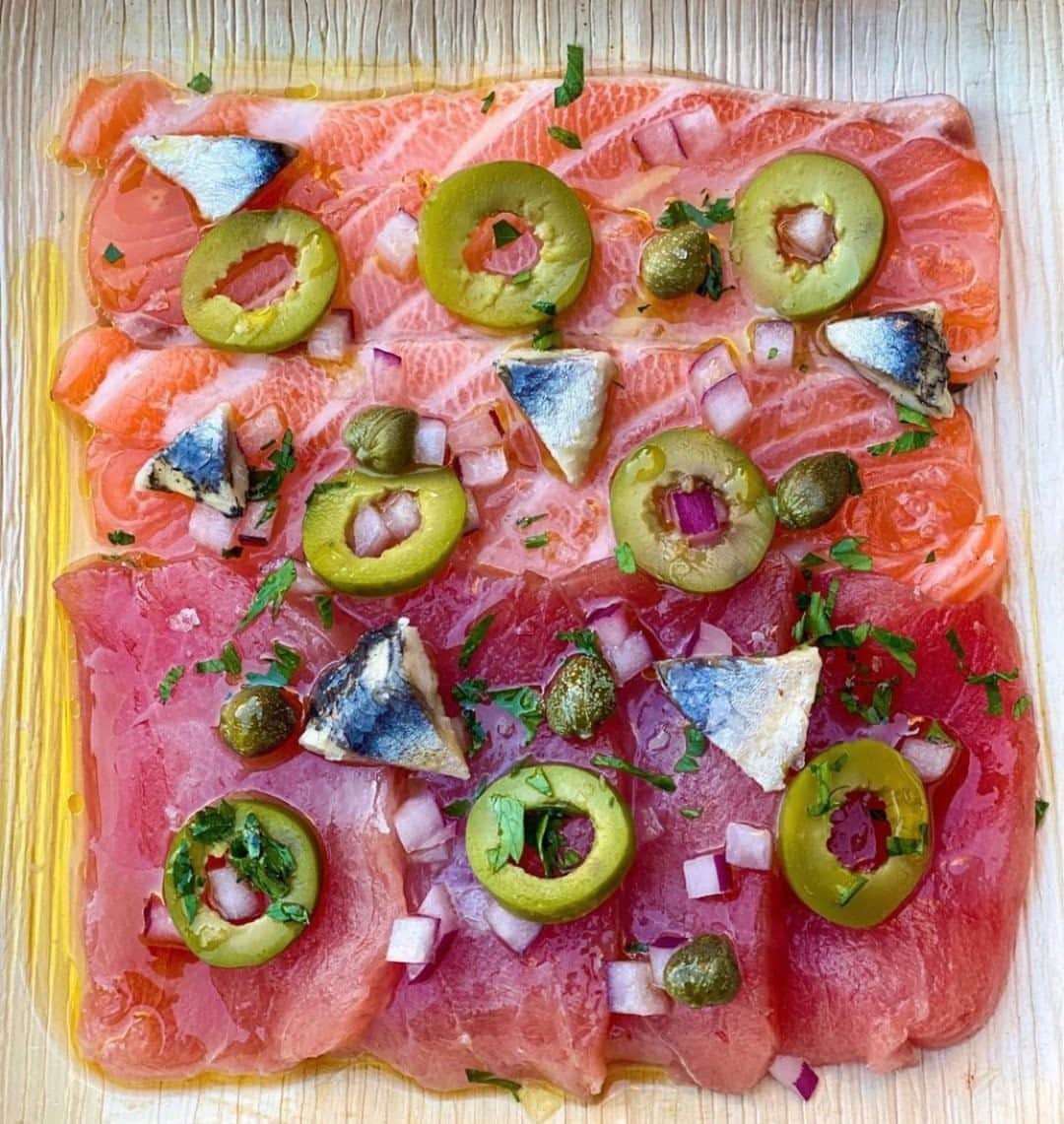 Food & Wineさんのインスタグラム写真 - (Food & WineInstagram)「Currently dreaming of this sunset-like yellowfin tuna and salmon crudo with capers and olives that Associate Restaurant Editor @baburoset had at @momolongplay, inspired by 2019 #FWTLWorldsBest @swanoysterdepotsf.」9月23日 5時00分 - foodandwine