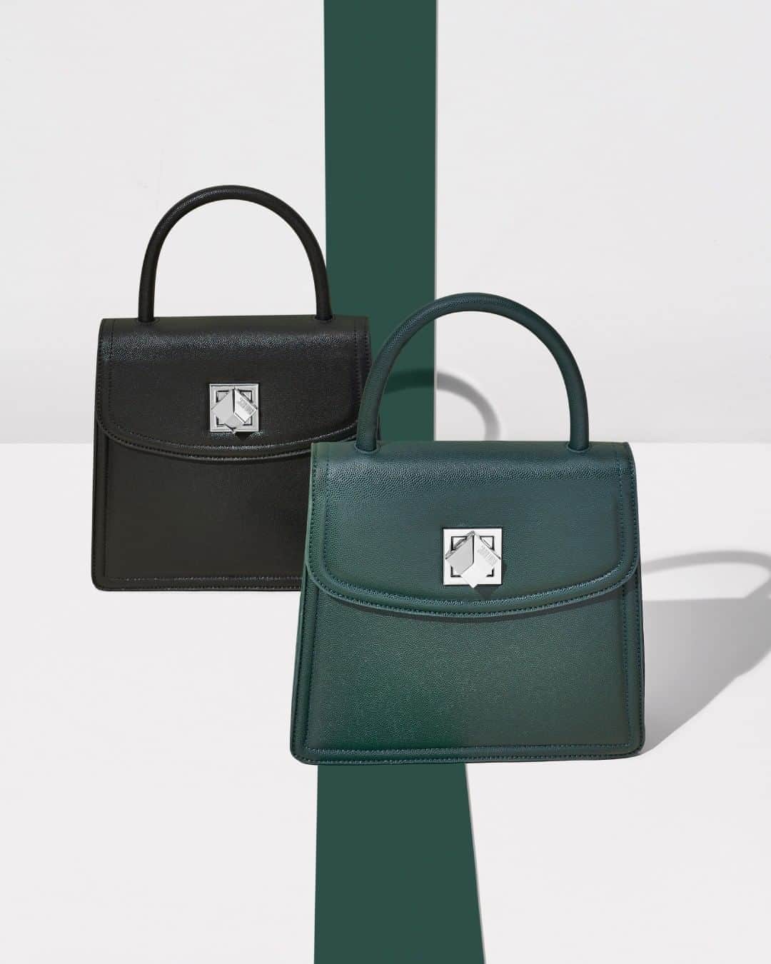 Santa Lollaさんのインスタグラム写真 - (Santa LollaInstagram)「Esse modelo de bolsa estruturada é um clássico que foi revisitado pelo novo fecho cubo, reforçando a identidade geométrica da marca que começou com a estampa monograma. [ R$299,90 cada ] #santalollaverao21 #SLhandbags #newin」9月23日 5時00分 - santa_lolla