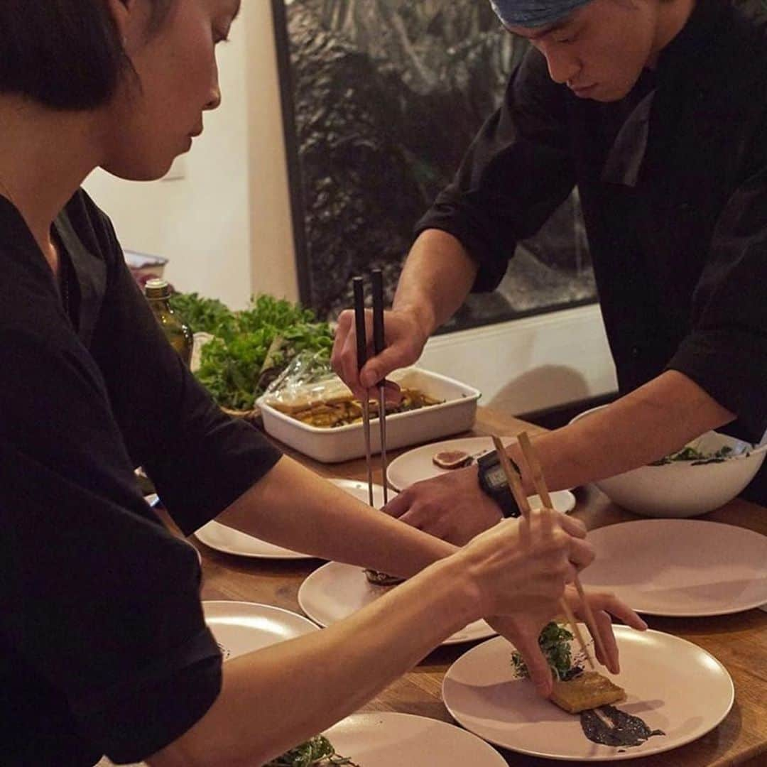 日登美さんのインスタグラム写真 - (日登美Instagram)「Equinox last year with @mimiferments . It’s already last year! Time flying ..😳 It was honor to be there as a chef for this event. I made vegan meal with five elements and fermentation food @mimiferments for the special equinox time🙏  今日は秋分の日ですね？真東から日が登り真西に日がしずむことから、あの世とこの世がつながる日といわれている彼岸です。 昨年は彼岸をテーマに大好きなベルリンの発酵食品アートのお店 @mimiferments の恒例イベントエキノックスのディナーを担当させていただきました。  シェフを務めるのは大変稀なんですが、発酵食品と陰陽五行を組み合わせたメニューでおもてなしいたしました。 彼の地と此の地が繋がる日。 大切なものを今一度心に留めて、見えない世界を感じつつ、深まる秋と共に今年の後半も自分なりに深めていけたら、とおもいました🙏😌  それにしても一年あっと、いうまですね！😳  #equinox #japaneseculture #japanesefood #fermentation #fermentedfoods #vegan #fiveelements #yinyang #organic #food #berlin #chef #germany #mimiferments #彼岸 #秋分 #発酵 #発酵食品 #料理 #ビーガン #オーガニック #アート #イベント #ベルリン #海外在住」9月23日 5時02分 - hitomihigashi_b