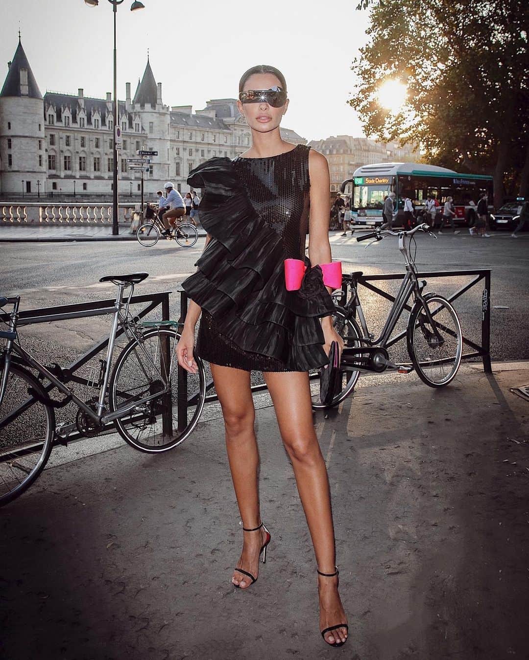 ジョアナ・サンスのインスタグラム：「Yesterday at the presentation of the film “House of Cardin” 🕴🏻  Wearing @pierrecardinofficiel x @safilogroup 🤩  Do you like my outfit?💁🏽‍♀️  #pierrecardin #pierrecardineyewear #safilogroup」
