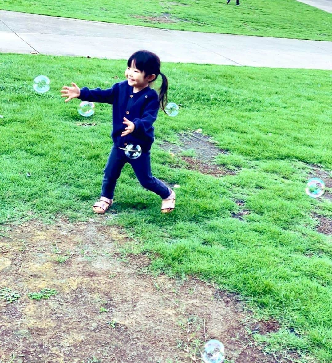 田中雅美さんのインスタグラム写真 - (田中雅美Instagram)「連休は近所の公園へ。  ・ ・ 大人になっても、親になっても、休日ってのは早く過ぎていくー。  ・ ・ 連休明けの今日は雨だけど、久しぶりのロケもあるけど、早朝から気合いを入れて、元気にお仕事頑張りますよー。  ・ ・ #連休明け #仕事だ仕事だ #がんばろう自分」9月23日 5時08分 - tanakamasami_official