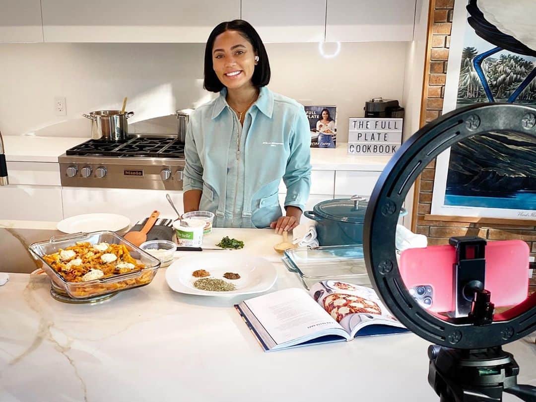 エイヨシャ・カレーのインスタグラム：「My little set up this am for @goodmorningamerica !!! Thanking God for this tri pod and my iPhone. They’ve really been holding me down for the cookbook “tour”. #thefullplate」
