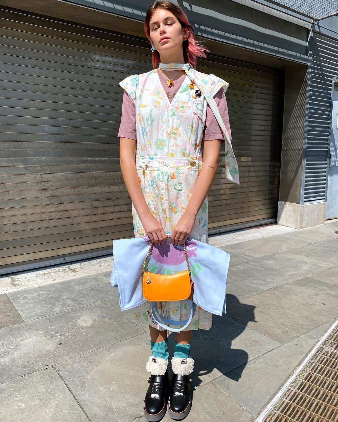 Vogue Italiaさんのインスタグラム写真 - (Vogue ItaliaInstagram)「@Coach unveiled its Spring 2021 collection within #CoachForever, a mix of past, present and future designs in a virtual presentation made in collaboration with #JuergenTeller. Created in unprecedented times, Coach Forever spotlights the optimism of craft, community and responsibility to the planet through new, vintage and archival Coach designs. It also features recontextualized key pieces from Fall 2020. Coach Forever is a reflection on what matters most right now and a statement about responsibility, renewal and reduction. Inspired by Coach Creative Director @StuartVevers' vision of practical optimism, the collection tells the story of Coach bags beyond the runway as they are worn, cared for, personalized and passed down. Grounded in Coach's legacy of craft, it offers a vision of a more mindful future featuring better-made things. See every single look at the link in bio. #COACH」9月23日 5時34分 - vogueitalia