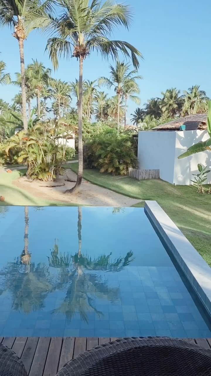 Gabriela Salesのインスタグラム：「Poxa meu segundo vídeo desse estilo com Uó gravando nossa chegada. O que acham? O bom é que ele deu um zoom na minha bunda com etiqueta do biquini (né absorvente não eu juro 😂). Amamos esse lugar 💛. Nosso quarto na @pousadareservadopatacho . A parai do Patacho fica no município de Porto de Pedras, Alagoas, na Rota dos Milagres, próximo a Milagres, praia do Marceneiro, etc... no litoral Norte de Alagoas! Amo minha terrinha! 💙💙💙 #rmemalagoas」
