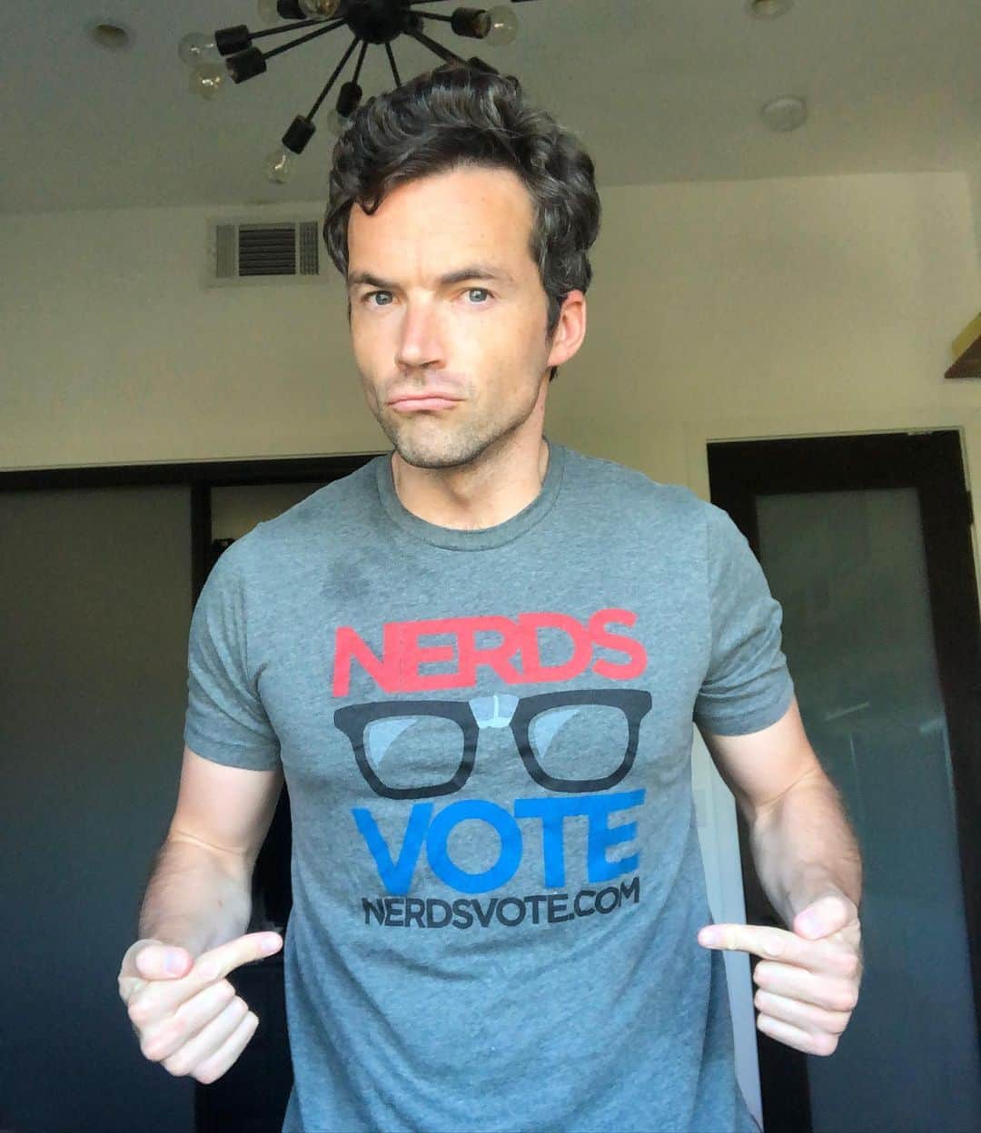 のインスタグラム：「This guy is SERIOUS. Fellow nerds! It’s National Voter Registration Day! If you aren’t registered already, this is your chance to join the legions of folks like us casting their ballots this year! Register Now at NerdsVote.com. #NerdsVote #NatlVoterRegDay」