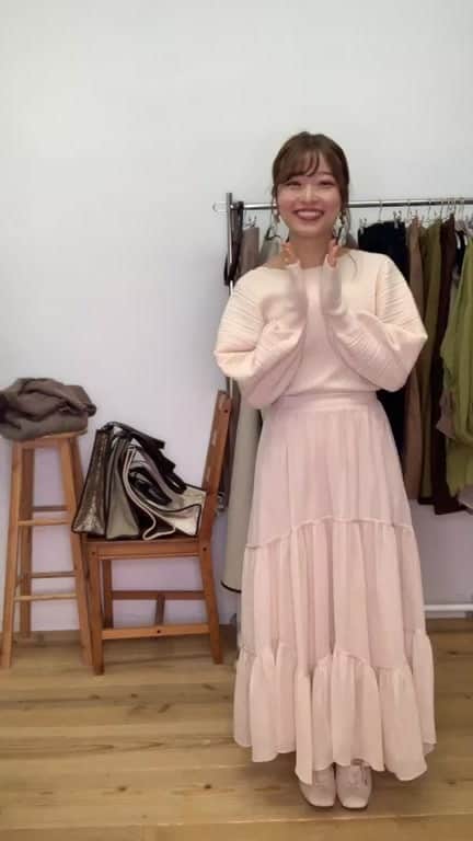 Vannie Officialのインスタグラム：「ダブルバックルベルト ノーカラーパイピングコート パイピングトートバッグ バックオープンニット スタイルアップパンツ のご紹介です♡」