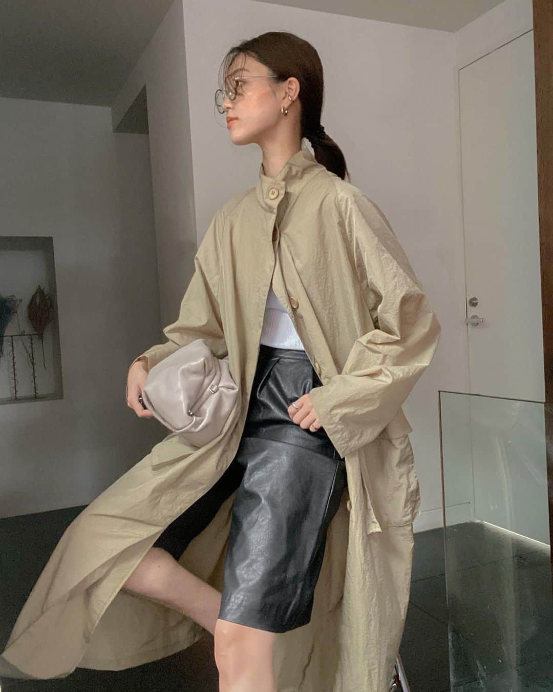 影山可蓮のインスタグラム：「・ ・ Autumn outfit🌾 ・ ・ まだちょっと早いけど 秋コーデ🍂 シャカッとした軽いアウターにエコレザーのハーフパンツで秋素材盛り沢山✌🏼 ポイントになるレザーバックも新入り😏💭 ・ ・ 🏷 Outer @colony2139_jp  Pants @akte_official  Bag @giannichiarini_jp  ・ ・ #outfit #ootd  #instafashion #vicente #vicentedenim #vicente_honey 　 #minimalstyle #minimalfashion #classicstyle #simpleoutfit #everydaylook  #コーデ #コーディネート #今日のコーデ #私服  #karen_k_outfit」