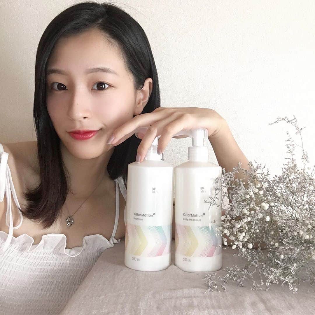 佐藤華純のインスタグラム：「.  【 #WELLA 】  WELLAさんから、カラーモーションプラスのシャンプーとデイリートリートメント🌿  これ使ってから髪の毛の手触りが凄く滑らかになって、潤いが復活した気がします！髪の毛が生き返った感じ👶🏻💭  そして、このシャンプー＆トリートメントの凄いところは、カラーした髪の毛の色素定着をサポートして、色素流出を抑えてくれるところ！なので、長く最高のカラー状態を保つことができます✨  これから髪を秋色に染める方は必見です！  #ミスキャンパス立命館2020 #MCR2020  #立命館 #立命館大学 #京都 #女子大生  #ミスキャン #ミスコン #ファイナリスト #カラーモーション #4ウィークプログラム #さあサロンに行こう #イルミナカラー #イルミナ #ウエラプロフェッショナル #NYNY #さあNYNYに行こう」