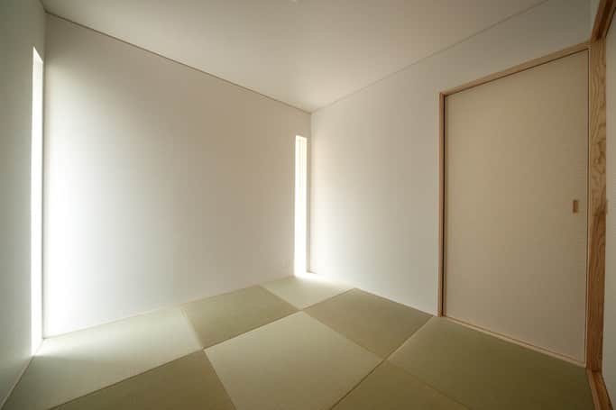 Cozy Homeさんのインスタグラム写真 - (Cozy HomeInstagram)「． フローリングもいいですが畳も最高です✨  い草の香りが落ち着く和室。   優しい光が心地よくて ついついウトウトしちゃいますね😊  ． ． #和室 #畳の部屋 #和のある暮らし #和室インテリア #和室のある家  ＝＝＝＝＝＝＝＝＝＝＝＝＝＝＝＝＝＝＝＝＝＝＝ 資料請求はコチラ →@cozyhome.wakayama2 ＝＝＝＝＝＝＝＝＝＝＝＝＝＝＝＝＝＝＝＝＝＝＝ 施工写真やイベント情報はプロフィールへ →@cozyhome.wakayama ＝＝＝＝＝＝＝＝＝＝＝＝＝＝＝＝＝＝＝＝＝＝＝ ＊ #コージーホームの家 #注文住宅 #cozyhome #新築#home #インテリア #工務店 #暮らし #マイホーム #コージーホーム #注文住宅和歌山 #和歌山市  #interior #家づくり #住宅 #instahouse #マイホーム計画 #施工写真 #見学会 #おしゃれな家 #暮らしを楽しむ家づくり」9月22日 20時46分 - cozyhome.wakayama