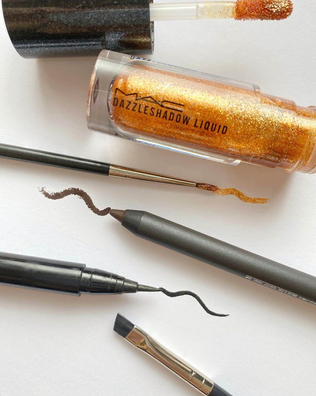 M∙A∙C Cosmetics Japanのインスタグラム：「シルバーウィーク第三弾！ 本日の『アイライナー 徹底HOW TO講座』の#MACインスタライブ で使用した製品はこちらです👇 With MAYUKO MOGAMI  @mayuko_m424  ㅤ ご視聴いただいた皆さま、有難うございました✨まだの方はIGTVからぜひご覧くださいませ。  ㅤ 【ライブ使用製品】 ＊アイライナー ☑︎ M·A·C パワーポイント アイ ペンシル / スタボーン ブラウン (ペンシル) [208ブラシ] ☑︎ブラシ ストロークライナー / ブラシブラック (リキッド) ☑︎ダズルシャドウ リキッド / ブリンキング ブリリアント (ラメリキッド) [210ブラシ] ＊アイベース ☑︎M・A・C プレップ プライム 24 アワー エクステンド  ＊アイベース(お直し用) ☑︎ファースト リスポンス アイクリーム  ㅤ 【その他使用製品】 ＊アイ パウダー キス アイシャドウ / ワット クラウト!  ＊チーク グロー プレイ ブラッシュ / ソー ナチュラル (チーク) ＊リップ パウダー キス リキッドリップ カラー / マル イット オーバー   ㅤ  ㅤ 【公式オンラインショップ限定特典】 ☑︎初回ご購入のお客様へ10% OFFクーポンをプレゼント（クーポンコードwelcome） ㅤ ㅤ #MACCosmeticsJapan#MACCosmetics #MAC #MACコスメ #マックコスメ #コスメ#コスメ紹介#コスメ好き#コスメレポ #化粧品 #デパコス #コスメ部 #コスメマニア #メイク好き#メイク道具#美容大好き#美容好き#メイクプロセス#トレンドメイク#秋メイク#メイクテク#アイライナー#アイライン#落ちない#メイクテク#アイライン効果#グラデーションカラー#ペンシル#リキッド」