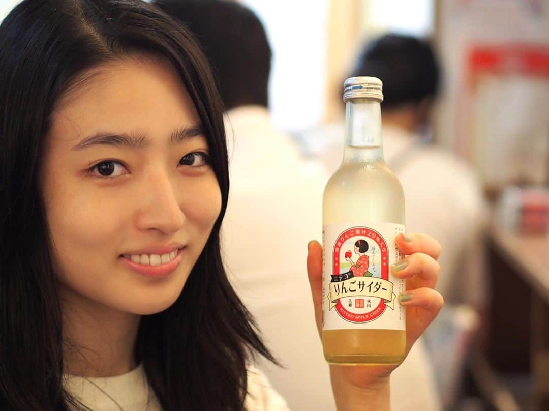 AO のインスタグラム：「お風呂上がりのリンゴサイダー🍎 いままでの銭湯は、水風呂冷たすぎて入れなかったし、お湯に浸かってのぼせそうになって上がる流れだったけど、 熱湯と水風呂の交互浴の良さを友達に教えてもらって、最高に気持ち良かった🤩 次の日もなんかスッキリしてて、気分とてもよいし、これは毎日でもやりたいねえ 銭湯ってこうやって入るのか！！！ #銭湯#小杉湯#リンゴサイダー#交互浴」