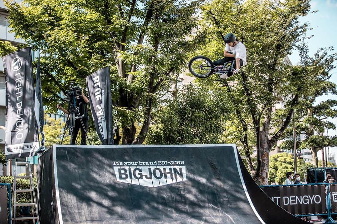 大池水杜のインスタグラム：「#tabletoptuesday I love this pic📸 thanks every time👍🏼 photo by @55naoking  このヒップの写真、まじで好きだわ！ありがとう！ @visavis_jp #タウン情報おかやま #ライト電業 #bigjohn #bluesakura #slopeshot #bmx #bmxgirl #bmxfreestyle #bmxwomen #invert #tabletop」