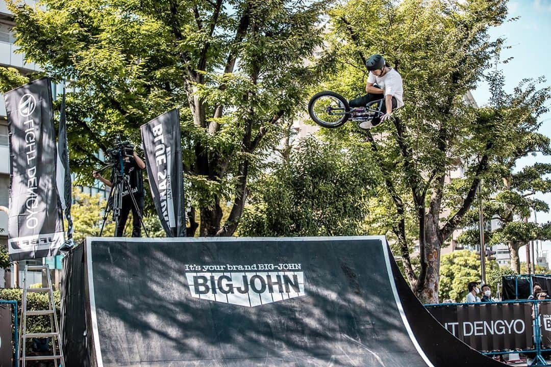 大池水杜さんのインスタグラム写真 - (大池水杜Instagram)「#tabletoptuesday I love this pic📸 thanks every time👍🏼 photo by @55naoking  このヒップの写真、まじで好きだわ！ありがとう！ @visavis_jp #タウン情報おかやま #ライト電業 #bigjohn #bluesakura #slopeshot #bmx #bmxgirl #bmxfreestyle #bmxwomen #invert #tabletop」9月22日 20時50分 - minato_oike