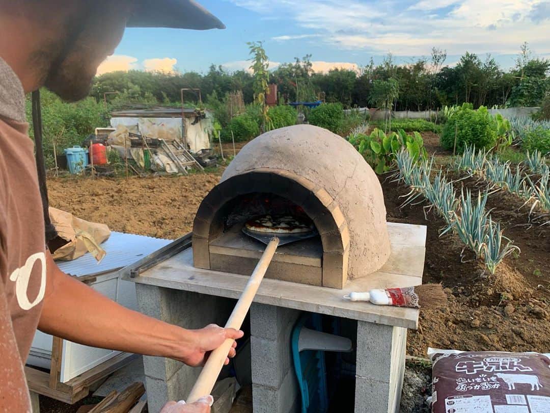三浦理志さんのインスタグラム写真 - (三浦理志Instagram)「あの汗だくになって焼いたピザの思い出をもう1度！ 夏に収穫したトマトでトマトソースを作り、バジルはジェノベーゼソースに！ まだ採れるナスを入れたマルゲリータ！ これからが旬の長ネギと春に収穫したニンニク&鷹の爪でマリナーラ！ ナスと長ネギのジェノベーゼピザ！ 全部乗せのいっさいがっさいピザ！ 夏の思い出の味❣️ #pizza #farm #farmer #vegetables #tomato #tomatosauce #basil #genovése #eggplanet #margarita #marina #cooking #ピザ #畑 #石窯 #野菜 #夏野菜 #自家製野菜 #料理 #マルゲリータ #マリナーラ #ジェノベーゼ #いっさいがっさい #自家製ピザ #夏の思い#surfandnorf」9月22日 20時53分 - mar4m
