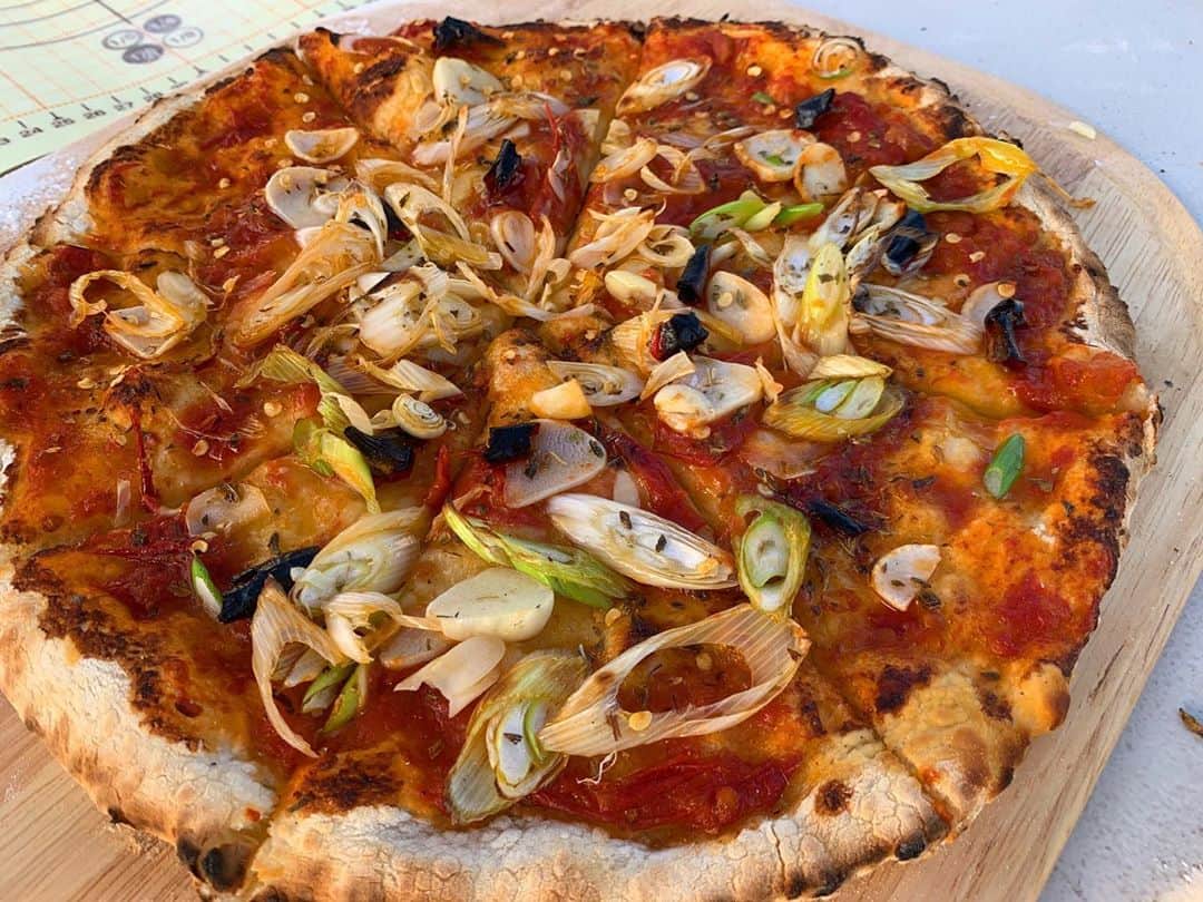 三浦理志さんのインスタグラム写真 - (三浦理志Instagram)「あの汗だくになって焼いたピザの思い出をもう1度！ 夏に収穫したトマトでトマトソースを作り、バジルはジェノベーゼソースに！ まだ採れるナスを入れたマルゲリータ！ これからが旬の長ネギと春に収穫したニンニク&鷹の爪でマリナーラ！ ナスと長ネギのジェノベーゼピザ！ 全部乗せのいっさいがっさいピザ！ 夏の思い出の味❣️ #pizza #farm #farmer #vegetables #tomato #tomatosauce #basil #genovése #eggplanet #margarita #marina #cooking #ピザ #畑 #石窯 #野菜 #夏野菜 #自家製野菜 #料理 #マルゲリータ #マリナーラ #ジェノベーゼ #いっさいがっさい #自家製ピザ #夏の思い#surfandnorf」9月22日 20時53分 - mar4m