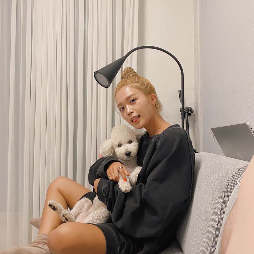 キム・ダヘのインスタグラム：「친구들이 #몽탄 을 갔다... 너무 가서 먹고싶었다... ㅋ 준비까지 다 했지만 난 헬스장으로 간다... ㅋ 개맛있겠다 10월에 꼭 간다 희루야 생일축하해 🎂❤️」