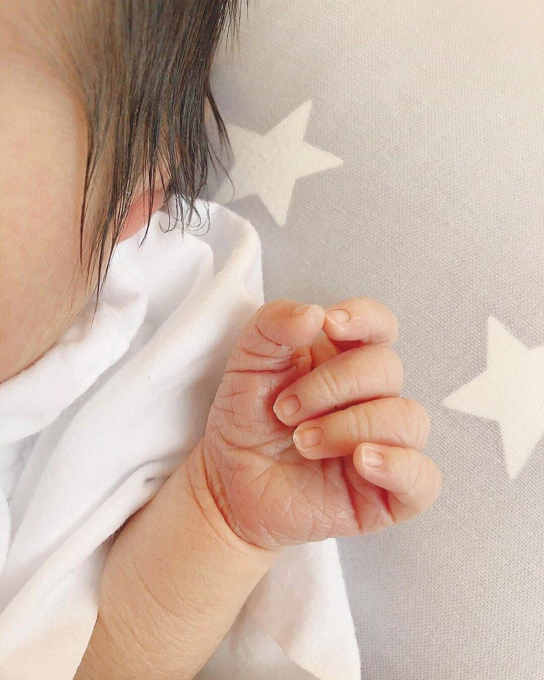 石原広教さんのインスタグラム写真 - (石原広教Instagram)「👼🏻 👶 私事ではありますが、9月18日に第一子となる長女が生まれました。 まずは命がけで産んでくれた妻と、健康に産まれてきてくれた娘にとても感謝をしています。 新型コロナウイルスの影響で立ち合いは出来ませんでしたが、代わりに付き添ってくださった医療従事者の方々にも感謝の気持ちでいっぱいです。 改めて出産の大変さ、命の大切さ、妻の強さ、他にも様々なことを強く感じました。 今感じていることを踏まえて、ピッチ内ではチームを引っ張っていくこと、ピッチ外では一人前の父親になれるよう家族を支えていくものとして、精一杯頑張ります。 これからも応援よろしくお願いします。 ・ 明日の試合も頑張ります！！！ ・ #石原広教  #20200918 #babygirl」9月22日 21時06分 - hirokazu.ishihara_0226