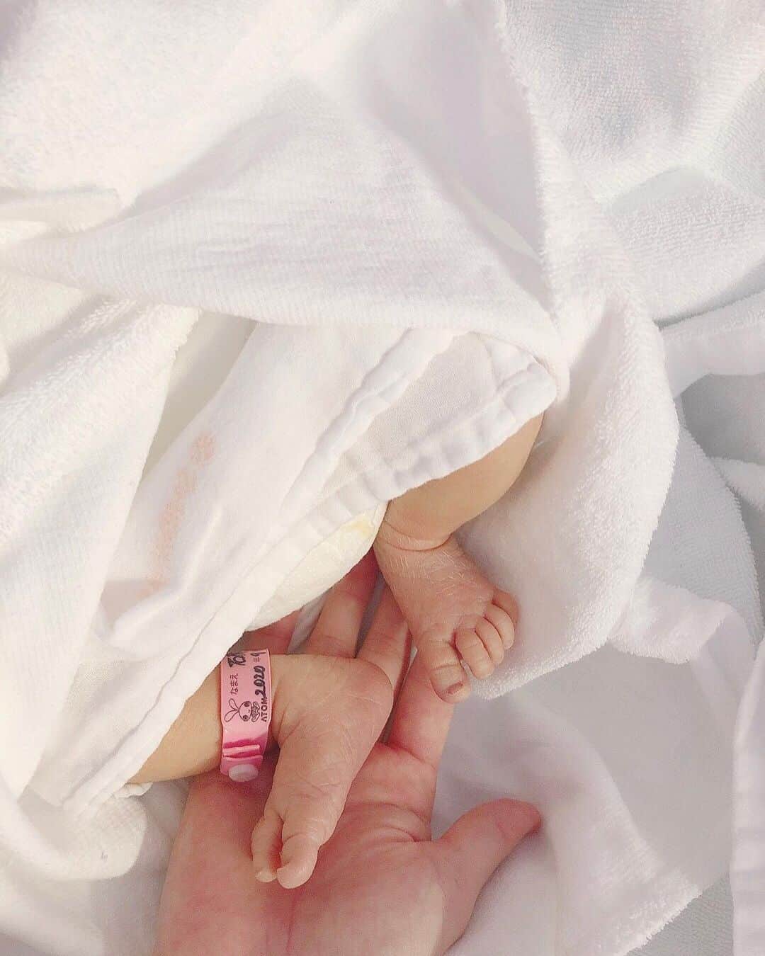 石原広教さんのインスタグラム写真 - (石原広教Instagram)「👼🏻 👶 私事ではありますが、9月18日に第一子となる長女が生まれました。 まずは命がけで産んでくれた妻と、健康に産まれてきてくれた娘にとても感謝をしています。 新型コロナウイルスの影響で立ち合いは出来ませんでしたが、代わりに付き添ってくださった医療従事者の方々にも感謝の気持ちでいっぱいです。 改めて出産の大変さ、命の大切さ、妻の強さ、他にも様々なことを強く感じました。 今感じていることを踏まえて、ピッチ内ではチームを引っ張っていくこと、ピッチ外では一人前の父親になれるよう家族を支えていくものとして、精一杯頑張ります。 これからも応援よろしくお願いします。 ・ 明日の試合も頑張ります！！！ ・ #石原広教  #20200918 #babygirl」9月22日 21時06分 - hirokazu.ishihara_0226