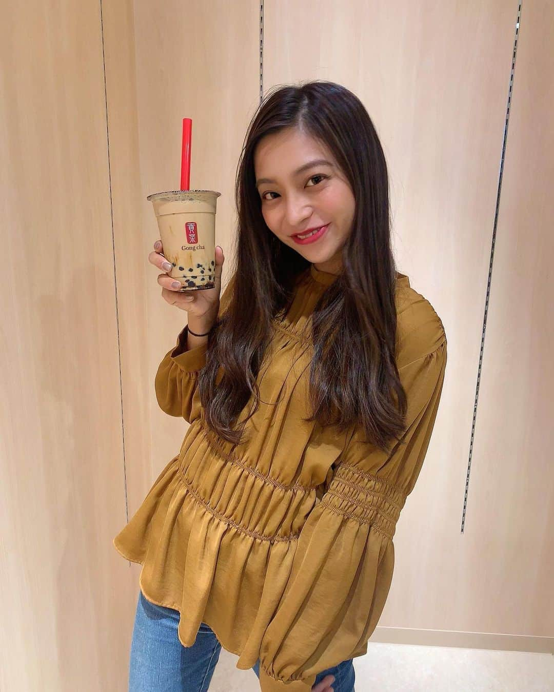 和泉朱音のインスタグラム：「﻿ 先日タピオカを飲んだ時の写真をアップして﻿ 急に飲みたくなったのでゴンチャの黒糖ミルクブラックティーを飲んできました🖤﻿ ﻿ お店についてびっくりしたんですけど﻿ 学割で350円だったんです！😳﻿ ﻿ 学生でラッキーだと思いました笑﻿ ﻿ #ミスキャンパス同志社女子2020﻿ #同志社女子大学﻿ #ファイナリスト﻿ #ミス同女﻿ #ミスキャン」