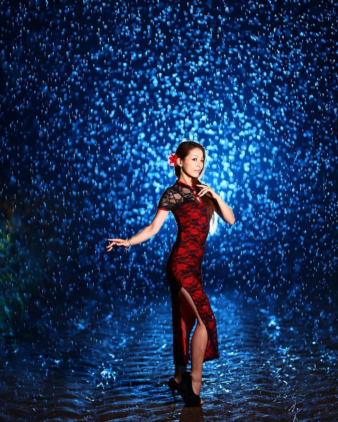イルコ光の魔術師のインスタグラム：「雨は非常に激しくなるとき🙀☔️❗️このときはすごい土砂降りで撮影してて、めっちゃ濡れました❗️Sigma 105mm使用、ボケマスターはだいたいフル開放❗️ここはストロボ2灯で撮ってます❗️後ろ1灯、前から1灯でライティング❗️. . モデル: @sakura.0510 . . 新しい @ilkomobile アカウントにiPhoneで撮ってるポートレートもアップしますよ！いい光があればカメラ&レンズはなんでもいいと思います . . #ストロビスト #ポートレート #青森 #105mm #Sigma #instagramjapan #雨 #東京カメラ部 #ig_today #igersjp #tokyocameraclub #instalike #instagramhub #team_jp_ #vscogoodshot #strobist #strobistlighting #portrait_perfection #iphonephotography #イルコ #光の魔術師 #桜 #instagramhub #カメラ女子 #iphoneography  #lovers_nippon #ファインダー越しの私の世界 #写真好きな人と繋がりたい #portrait」