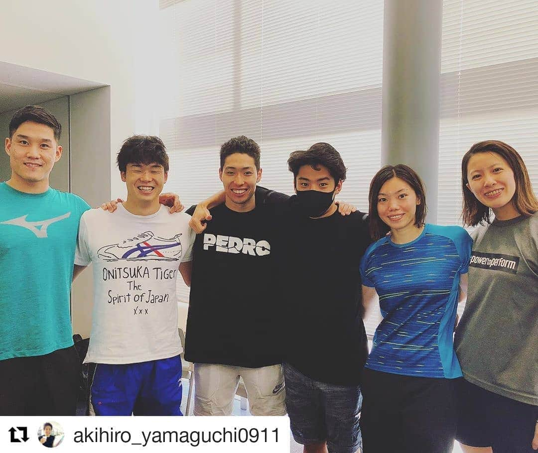 萩野公介のインスタグラム：「同期に久しぶりにあったぜー。 元気そうでよかった。  #pedro   #Repost @akihiro_yamaguchi0911 (@get_repost) ・・・ 東洋OB 一番左も東洋です👌 久々に会えてよかったなー😉  髪の毛寝起きでした😆  #ブルーアース」