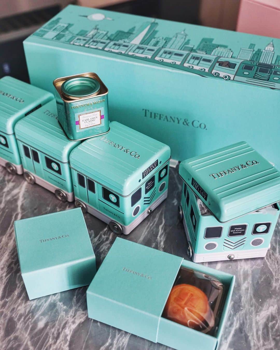 Christoffer Chengのインスタグラム：「Taking the @tiffanyandco train to the moon this Mid-Autumn 🥰🌕🌖🌗🌒🌓🌔🌘」