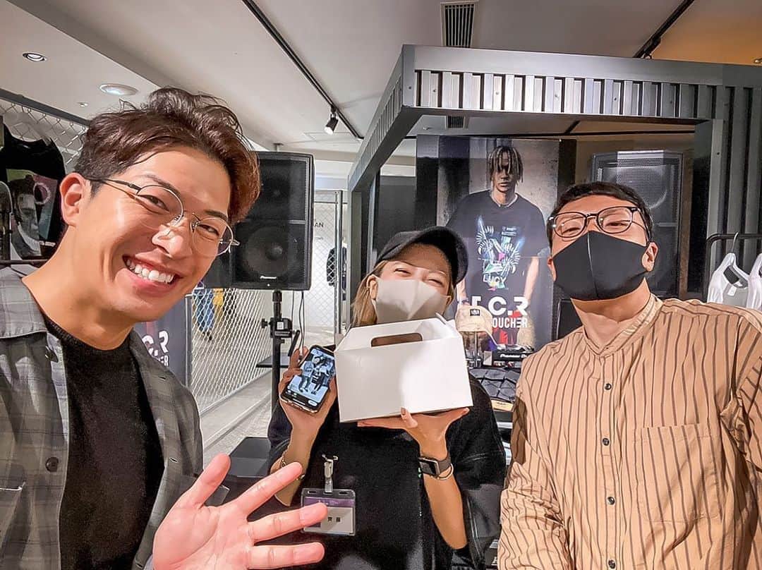 DJ CHI☆MEROのインスタグラム：「ケイスケ君が🍰持って遊びに来てくれたよ〜！！ 初めて写真載せます♪ (会うの3回目だけど笑) 逆にいつも元気をくれてありがとう！！ . #outfit 【 @tcr_by_toucher_official 】 #阪急メンズ東京  #popupshop」