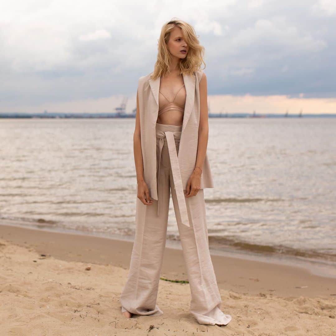 レジャビーのインスタグラム：「Profiter de l’été indien... un grand merci à @latestmagazine pour cette parution de notre soutien-gorge NUFIT —— Enjoying Indian summer... thank you @latestmagazine for this appearance of our NUFIT bra #nufit #maisonlejaby #lingerie #tulle #parution #presse」