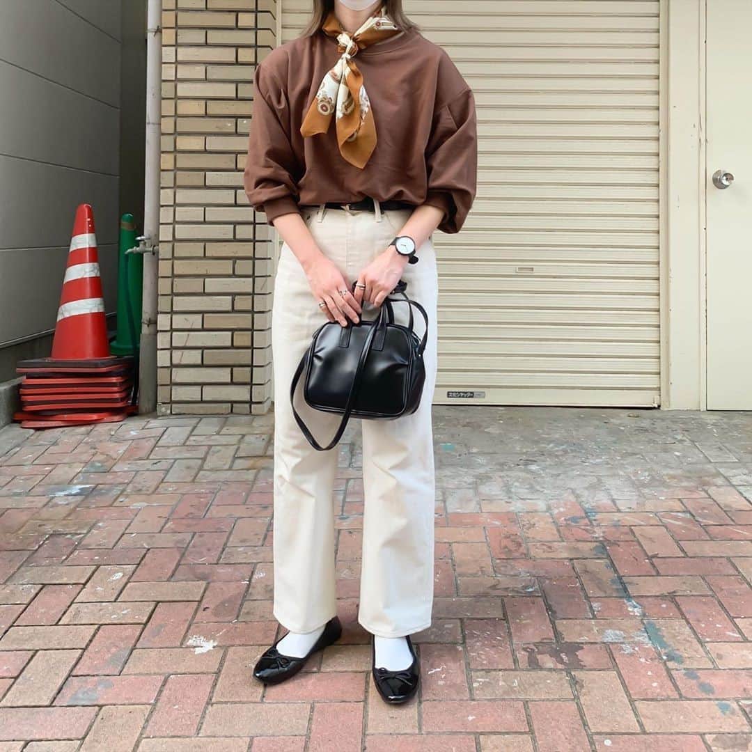 DHOLIC SNAPのインスタグラム：「@mii_3168さんの#dholicsnap⁠ 　⁠ TOPS：@dholic_official⁠ 　⁠ 【LADIES】⁠ #アンバランスヘムパフTシャツ⁠ 全4色￥2,794(税込)⁠ 　⁠ みなさんもぜひ#dholicsnap をつけて⁠ コーディネートを投稿してください📸💕⁠ 　⁠ ※上記以外のご着用アイテムにつきましては品切れ商品、または、私物となります。⁠ 　⁠ #DHOLIC#dholicism#fashion#ootd#outfit⁠ #プチプラコーデ#今日のコーデ#今日の服⁠ #ブラウンコーデ#秋服#秋コーデ#秋ファッション⁠ #大人カジュアル#休日コーデ#シンプルカジュアル」