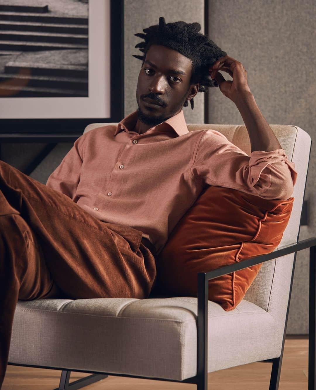のインスタグラム：「With lifestyle changes here to stay for some time, versatility is key to the new collection of ready to wear from Huntsman. These timeless pieces can easily be dressed up or down and are designed to fit perfectly into your wardrobe, to be enjoyed season after season.⁠ ⁠ Just as this collection reflects how we live and work, so too does the way we shop, which is why with the launch of this collection we’ve made it easier than ever to enjoy Huntsman at Home. Chat to our Client Managers live via @heroapp, our new online video and messaging service, and receive styling advice and recommendations, from the comfort of your home. If you are in In London, you can receive your order direct to your door with @toshi.ondemand and try before you buy! The ultimate in luxury online shopping! ⁠ ⁠ Shop the collection now via the link in bio⁠ ⁠ #huntsmanAW2020 #bethehuntsman #huntsmanheritage #huntsmansavilerow #huntsmannewyork #huntsmanseparates #readytowear #autumnwinter2020 #autumnwinterstyle #menswear #tailoring #tailored #bespoke #sartorial #britishdesign #savilerow #luxuryretail」