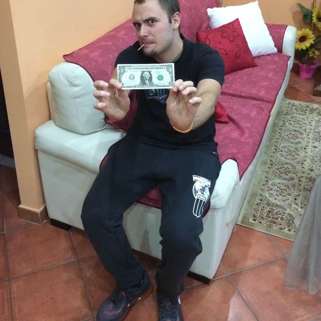 グリフォーニのインスタグラム：「Give me my fucking dollar! 🤑💰💲  #usa #usa🇺🇸 #usaroadtrip #dollar #dollars #giveme #givememydollar #amazingplaces #itália #😅 #💴 #🤫」