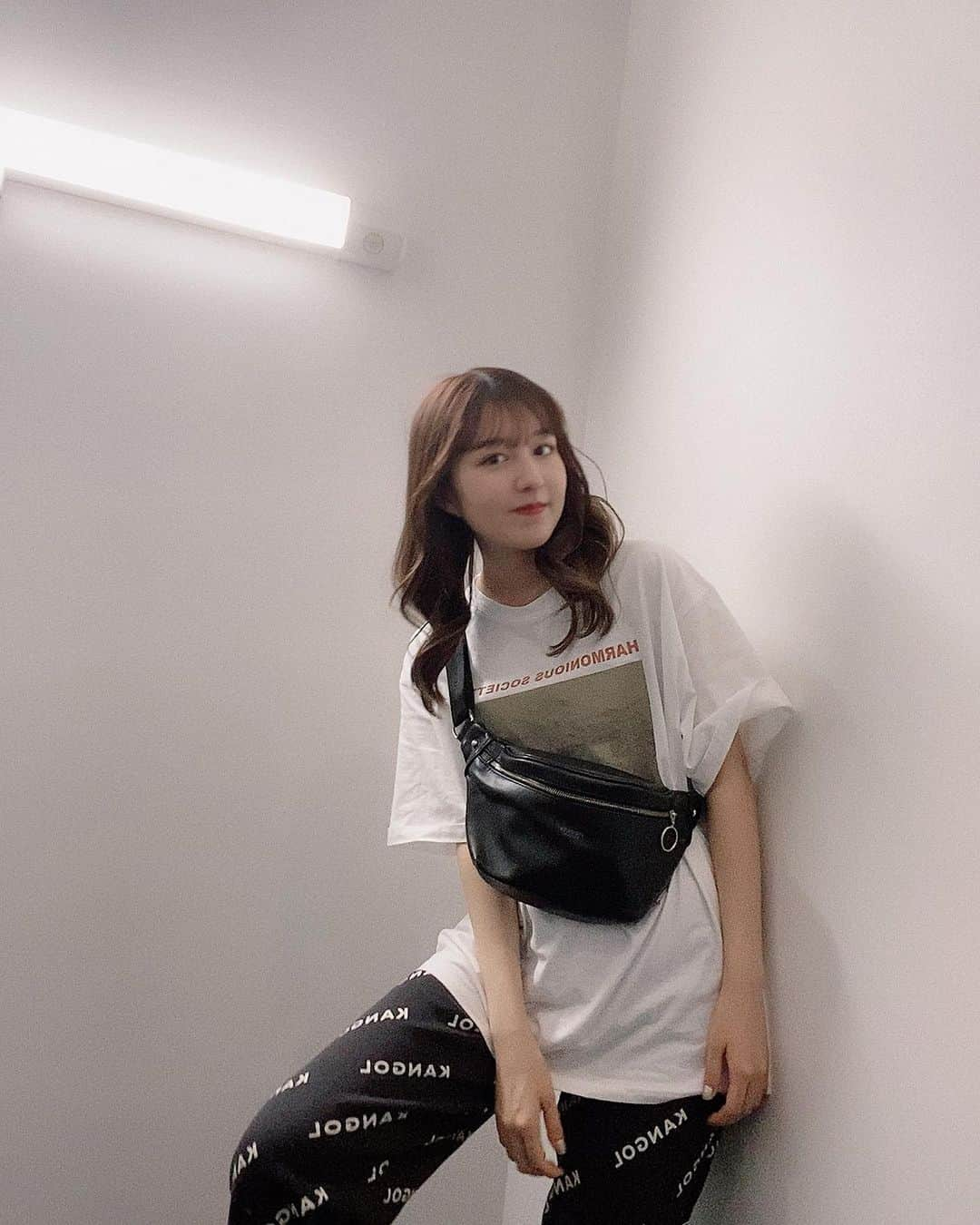 市野莉子さんのインスタグラム写真 - (市野莉子Instagram)「今日の服🪐 - tops @beep_ss pants @hm bag @moussyofficial - Kangol × H&M可愛すぎるし 着心地も良すぎて毎日履きたい🙀♥️ あ、巻き方変えてみたの〜どうどう？ - #りかりこ #ファッション#コーディネート #コーデ#今日のコーデ #hm#beep#moussy#ootd #fashion#kangol#twins #followｍe#today」9月22日 21時04分 - riko_ichino