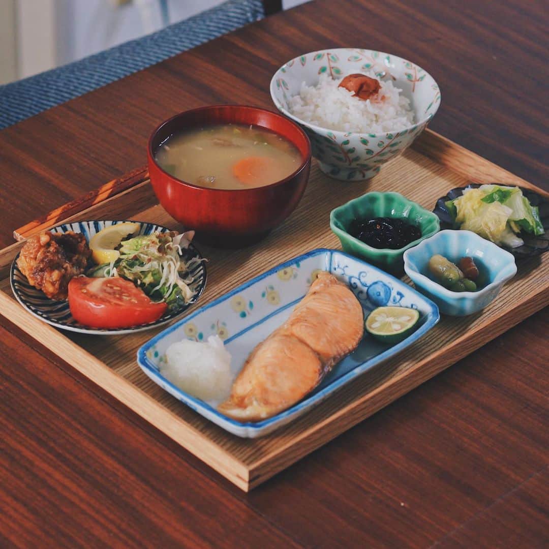 Kaori from Japanese Kitchenさんのインスタグラム写真 - (Kaori from Japanese KitchenInstagram)「安定の鮭定食。おまけで唐揚げ1個つき。　　 ・ こんばんは。 こないだの朝昼ごはん。 連休最終日は鮭定食を投稿したい！と思って ずっとタイミング見計らってました笑 筋トレ後や献立が思いつかない時は 鮭定食にしたら間違いないですね。 今の季節は鮭とすだちが最高に美味しい… 最近よく使っている デリバリーアプリのチョンピーで注文した 海浜食堂たけださんの鮭定食。 唐揚げもついててボリューム満点でした。 ・ 連休中は久々のインスタ友達に会えたり 大学の友達とちょっと遠出したりと 色々な人と話せて楽しい4連休でした。 みんなからもらったお菓子でティータイム☕️ @himawari_emi @keitamitsu @yutaokashi  ありがとう！ ふるさと納税の返礼品の野菜や果物が 大量に届いてるらしいので 明日から料理再開するぞ。 みなさま良い夜を☺︎ ・ ・ 【おしながき】 梅干しごはん 野菜たっぷりお味噌汁 唐揚げと野菜サラダ 焼き鮭とすだちと大根おろし 白菜の浅漬け 豆の甘露煮 昆布の佃煮 ＊薬膳走り書きは本日お休みします＊ ・ ・ ・ ・ 2020.09.22 Tue Hi from Tokyo! Here’s Japanese breakfast: Baked rice w/ pickled plum, grilled salmon w/ grated radish and Japanese citrus, Karaage(Japanese fried chicken) w/ salad, pickled Chinese cabbage, simmered sweet beans, and konbu seaweed. ・ ・ ・ ・ ・ #japanesefood #breakfast #朝ごはん #おうちごはん #早餐 #薬膳 #うつわ #自炊 #家庭料理 #古川桜 #小澤基晴 #松浦コータロー #一汁三菜 #健康食堂 #鮭定食」9月22日 21時05分 - coco_kontasu