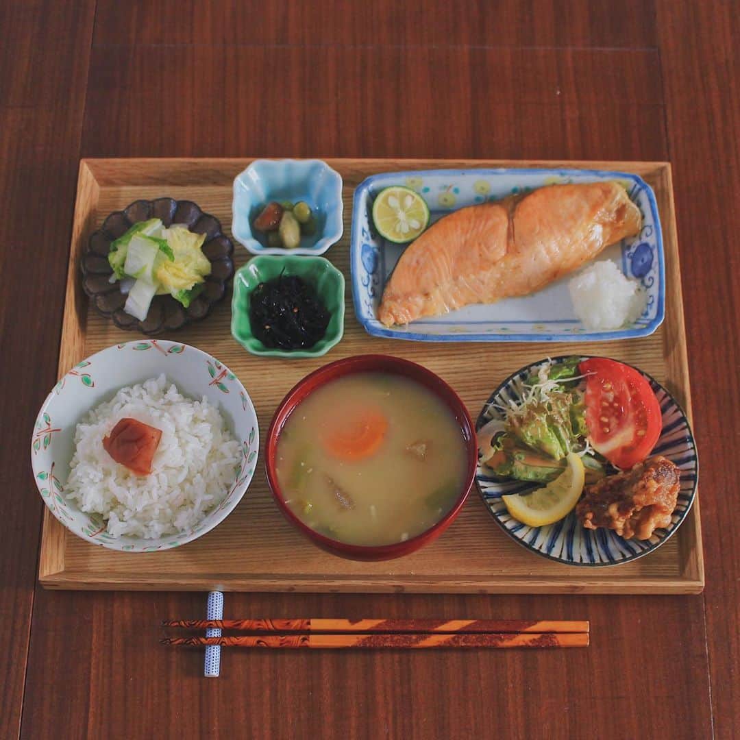 Kaori from Japanese Kitchenのインスタグラム：「安定の鮭定食。おまけで唐揚げ1個つき。　　 ・ こんばんは。 こないだの朝昼ごはん。 連休最終日は鮭定食を投稿したい！と思って ずっとタイミング見計らってました笑 筋トレ後や献立が思いつかない時は 鮭定食にしたら間違いないですね。 今の季節は鮭とすだちが最高に美味しい… 最近よく使っている デリバリーアプリのチョンピーで注文した 海浜食堂たけださんの鮭定食。 唐揚げもついててボリューム満点でした。 ・ 連休中は久々のインスタ友達に会えたり 大学の友達とちょっと遠出したりと 色々な人と話せて楽しい4連休でした。 みんなからもらったお菓子でティータイム☕️ @himawari_emi @keitamitsu @yutaokashi  ありがとう！ ふるさと納税の返礼品の野菜や果物が 大量に届いてるらしいので 明日から料理再開するぞ。 みなさま良い夜を☺︎ ・ ・ 【おしながき】 梅干しごはん 野菜たっぷりお味噌汁 唐揚げと野菜サラダ 焼き鮭とすだちと大根おろし 白菜の浅漬け 豆の甘露煮 昆布の佃煮 ＊薬膳走り書きは本日お休みします＊ ・ ・ ・ ・ 2020.09.22 Tue Hi from Tokyo! Here’s Japanese breakfast: Baked rice w/ pickled plum, grilled salmon w/ grated radish and Japanese citrus, Karaage(Japanese fried chicken) w/ salad, pickled Chinese cabbage, simmered sweet beans, and konbu seaweed. ・ ・ ・ ・ ・ #japanesefood #breakfast #朝ごはん #おうちごはん #早餐 #薬膳 #うつわ #自炊 #家庭料理 #古川桜 #小澤基晴 #松浦コータロー #一汁三菜 #健康食堂 #鮭定食」