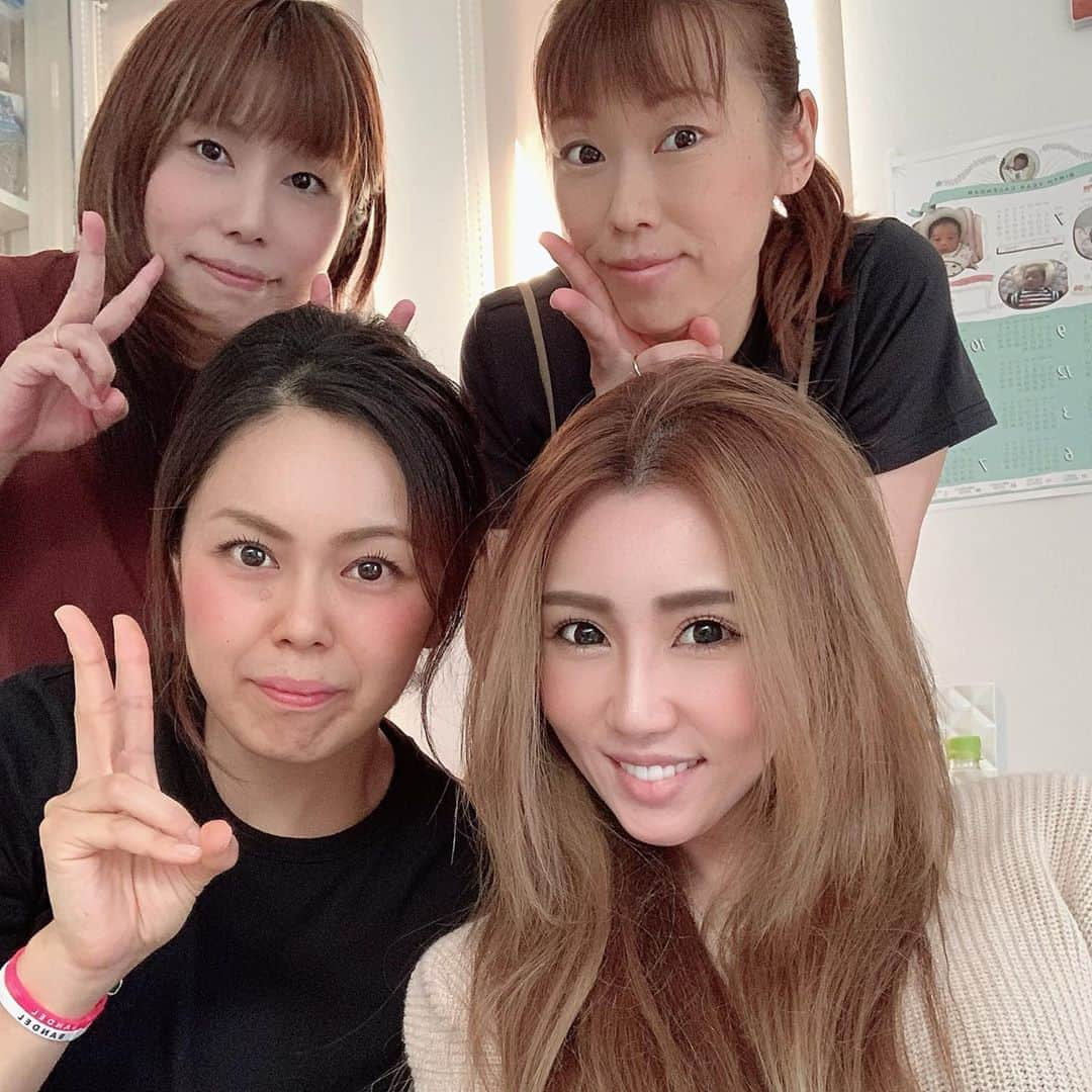 芹澤明日香さんのインスタグラム写真 - (芹澤明日香Instagram)「. . My precious friend🕊❤️ . . #myfriend #lovefriends  #happylife  #同級生 #バレーボール部  #まっつん 笑 #指の癖  #昔から言われる 笑」9月22日 21時07分 - 1219asuka