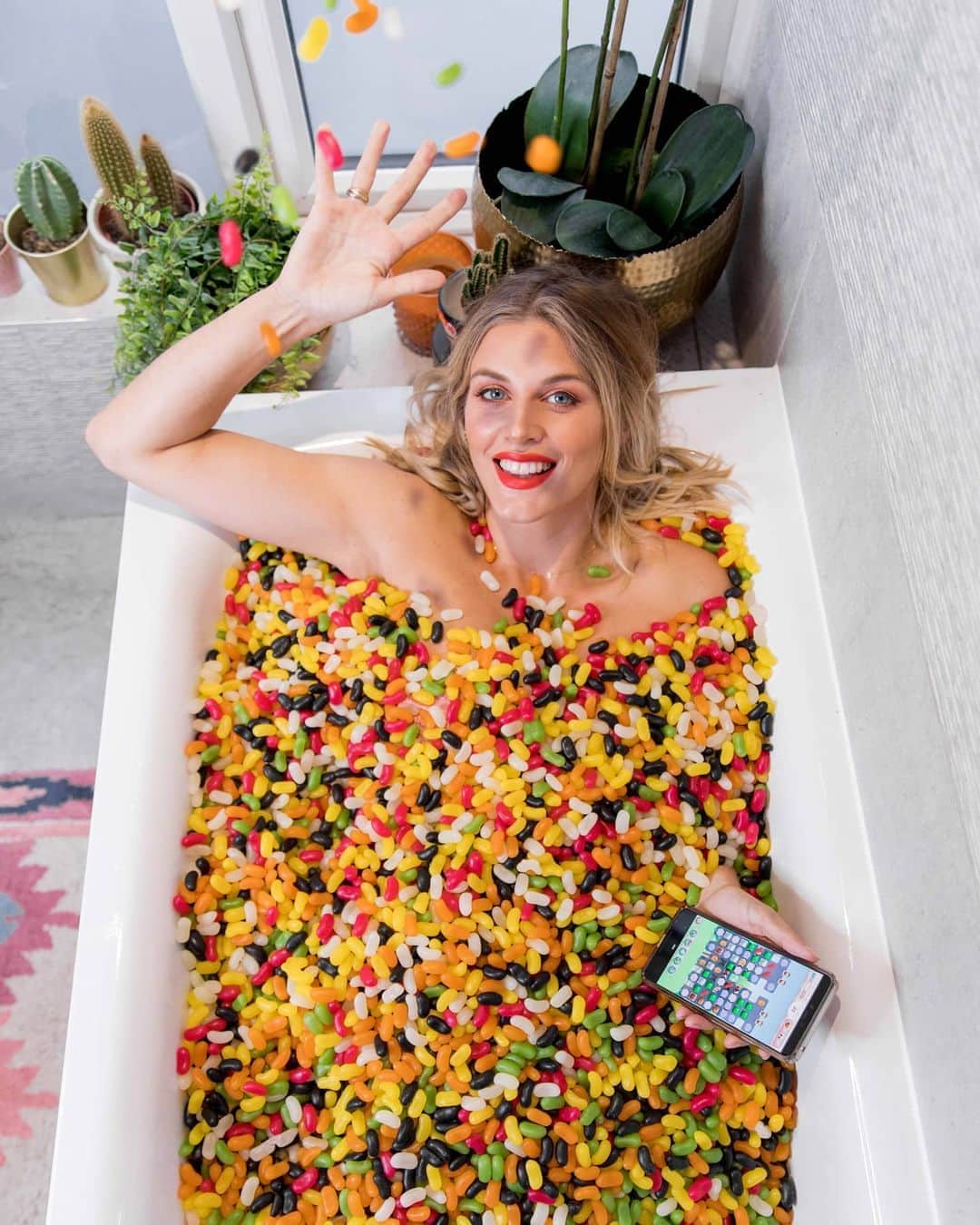 Ashley Jamesさんのインスタグラム写真 - (Ashley JamesInstagram)「AD: This is the sweetest bath I've ever had. 😉🍭   Imagine there I was maxing, relaxing and playing in the Candy Crush Saga All Stars Tournament, and suddenly something strange happened to the water!  Anyway, I'm now in the tournament and it's really hit my competitive sweet spot. Remember you can still enter, you just need to get to level 25 to take part. We might even end up playing in the same leaderboard,, that would be sweet (ok, ok, no more bad sweet jokes). 🍭😉✨🤸🏼‍♀️  @CandyCrushSaga #CandyCrushAllStars  PS: Do you know how long it takes to get jelly babies out of a bathtub? 🤣」9月22日 21時07分 - ashleylouisejames