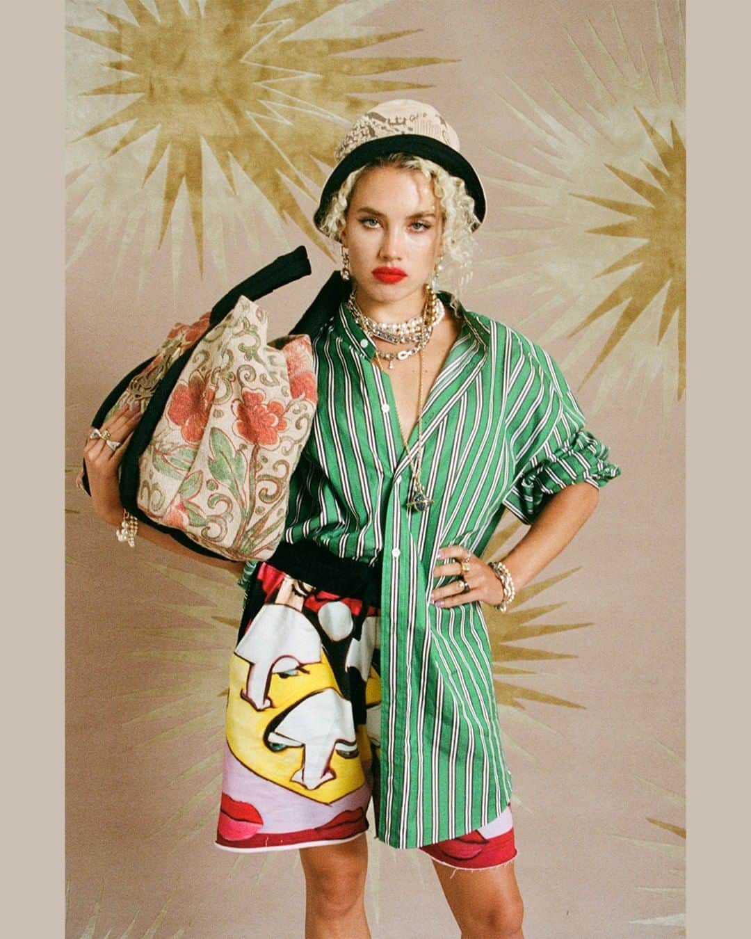 ヴィヴィアン・ウエストウッドさんのインスタグラム写真 - (ヴィヴィアン・ウエストウッドInstagram)「Vivienne Westwood 2021年春夏コレクションをご紹介します。“その日ドレスアップして過ごすか、もしくはドレスアップせずに過ごすか。もし仕事に戻るのであれば、様々な季節の服を織り交ぜて、イブニングパーティーに行くように着飾って。私たちは今後1年に1度だけコレクションを発表することを目指しています“ - Vivienne Westwood  Photography by Alice Dellal @alicedellalphotography  #VWSS21 #LFW #VivienneWestwood #ヴィヴィアンウエストウッド」9月22日 21時08分 - viviennewestwoodjapan