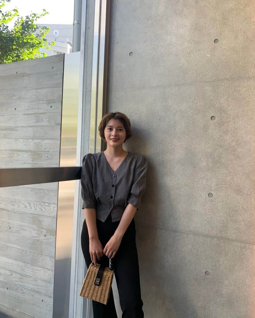 えなちぃのインスタグラム：「オールブラックちゃん😎 愛用しすぎてるこのバック！ 本当に使いやすい！ そして、合わせてるこのパンツ ストレッチ素材だから、着心地良き🙆🏻‍♀️」