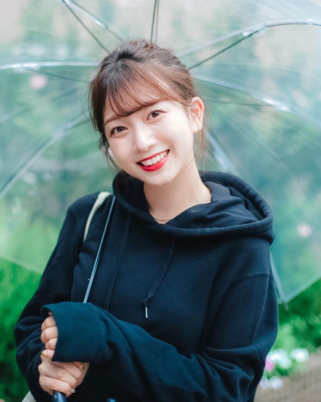 樋口花果のインスタグラム：「こんばんは😽☔️  今日は大好きなヨルシカを 聴きながら撮影した時の写真です📸 photo by @s___kawa 🌷  実は感謝してもしきれないのですが ありがたいことに今日 フォロワーさんが1万人に、、、！ ということで少し私の話を、、。 （ちょっと長めですごめんなさい🙇🏻‍♀️）  私は今回ミスコンに出場したときに、 自身の活動や発信を見てくださった方が 少し前向きな気持ちになれるような、 そんな候補者でいたいと思い、 この折り返しまでの期間活動してきました。 それは自分が何度も救われてきた音楽を発信することだったり、 インスタライブでいろんな話を プライベートを含めてすることだったり、、 私なりの自己表現の正解を探しているような気もします。  そんなに強くない私が ここまで、まず続けてこれたのは 見守ってくださる皆さんに あたたかく背中を押していただいているからです。  いつも本当にありがとうございます😭 みなさんが大好きです（ ; ; ）！✨  よかったら今後とも 応援どうぞよろしくお願いします！✊🏻🔥  #オンガクと生きる女子大生  #音楽好きな人と繋がりたい  #ミスコン #ミス立教 #いつもありがとう  #パーカー女子 #雨の日コーデ  #ファインダー越しの私の世界」