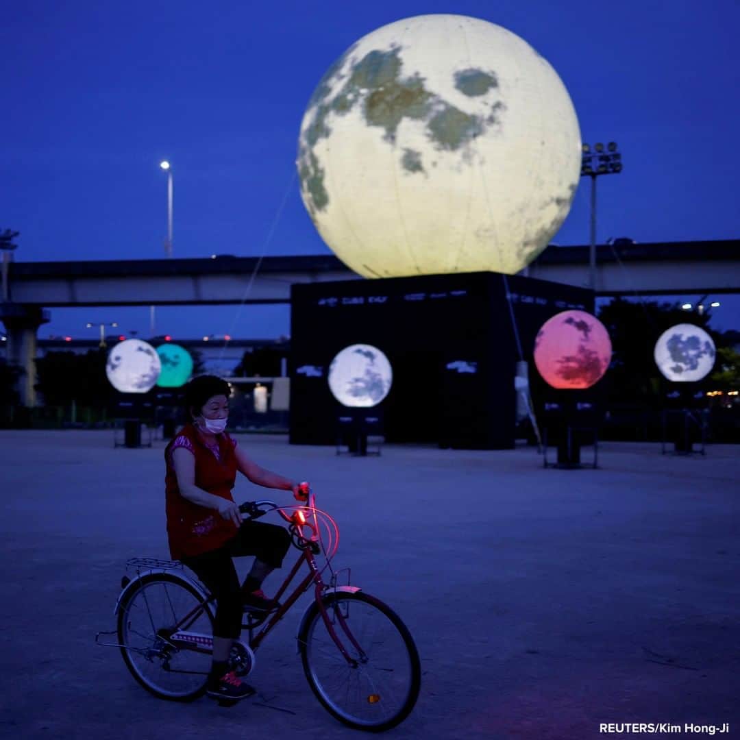 ABC Newsさんのインスタグラム写真 - (ABC NewsInstagram)「Woman rides a bike next to artificial full moons installed at a park as a wish to overcome COVID-19 and celebrate upcoming Korean Thanksgiving Day, in Seoul.」9月22日 21時13分 - abcnews
