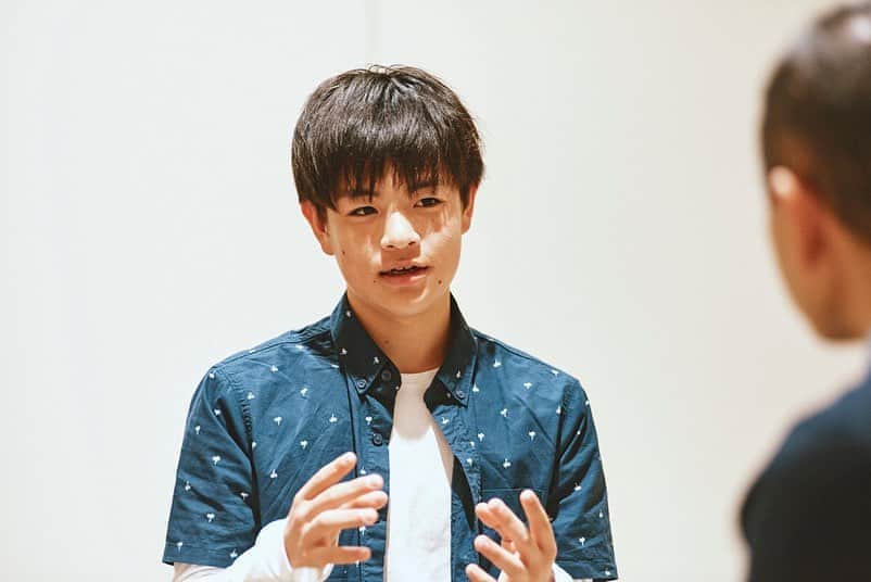 WWDジャパンさんのインスタグラム写真 - (WWDジャパンInstagram)「インタビュー：14歳の中学生が直撃　豪華布陣のアートスクール「東京芸術中学って将来何の役に立ちますか？」﻿ ﻿ 編集者の菅付雅信は、「リトゥンアフターワーズ」デザイナーの山縣良和がディレクターを務める渋谷パルコの9階の教育スペース「GAKU」で、中学生に向けたアートスクール「東京芸術中学」を9月から開校する。ゲスト講師にはアーティストの会田誠、ダンサーの菅原小春、スタイリストの北村道子、音楽家の渋谷慶一郎、建築家の田根剛、「アンリアレイジ」デザイナーの森永邦彦などの豪華な顔ぶれが並び、授業料は30万円。﻿ ﻿ 対象は中学生ではあるものの、その分野のトップクリエイターたちを招聘した野心的なアートスクールだ。この「東京芸術中学」の1番目に申し込んだ中学生、瀧澤照英くん（インタビュー当時は13歳）が、菅付雅信＆山縣良和に直撃した。「東京芸術中学って、なんの役に立つの？」。﻿ ﻿ 瀧澤照英くんによるインタビュー全文は  @wwd_jp のプロフィールのリンクから﻿ ﻿ PHOTO：HIRONORI SAKUNAGA﻿ ﻿ #菅付雅信 #リトゥンアフターワーズ #山縣良和 #東京芸術中学 #GAKU」9月22日 21時23分 - wwd_jp