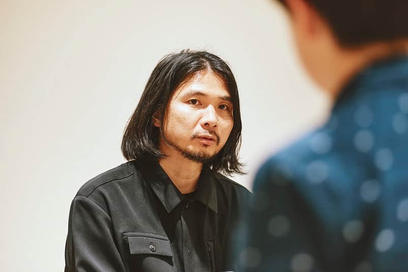 WWDジャパンさんのインスタグラム写真 - (WWDジャパンInstagram)「インタビュー：14歳の中学生が直撃　豪華布陣のアートスクール「東京芸術中学って将来何の役に立ちますか？」﻿ ﻿ 編集者の菅付雅信は、「リトゥンアフターワーズ」デザイナーの山縣良和がディレクターを務める渋谷パルコの9階の教育スペース「GAKU」で、中学生に向けたアートスクール「東京芸術中学」を9月から開校する。ゲスト講師にはアーティストの会田誠、ダンサーの菅原小春、スタイリストの北村道子、音楽家の渋谷慶一郎、建築家の田根剛、「アンリアレイジ」デザイナーの森永邦彦などの豪華な顔ぶれが並び、授業料は30万円。﻿ ﻿ 対象は中学生ではあるものの、その分野のトップクリエイターたちを招聘した野心的なアートスクールだ。この「東京芸術中学」の1番目に申し込んだ中学生、瀧澤照英くん（インタビュー当時は13歳）が、菅付雅信＆山縣良和に直撃した。「東京芸術中学って、なんの役に立つの？」。﻿ ﻿ 瀧澤照英くんによるインタビュー全文は  @wwd_jp のプロフィールのリンクから﻿ ﻿ PHOTO：HIRONORI SAKUNAGA﻿ ﻿ #菅付雅信 #リトゥンアフターワーズ #山縣良和 #東京芸術中学 #GAKU」9月22日 21時23分 - wwd_jp